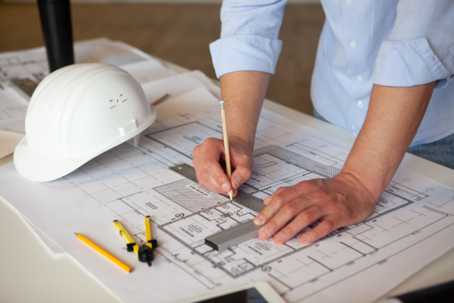 設計図を書く様子